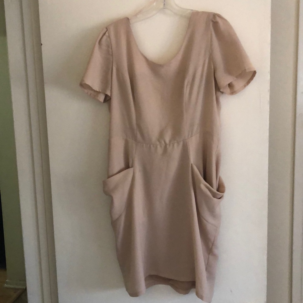 This dress has POCKETS!